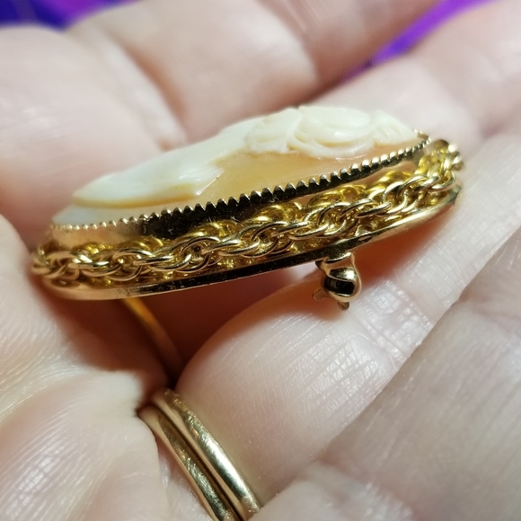 Vintage cameo brooch carved shell gold tone pin oval classic jewelry - Picture 10 of 13